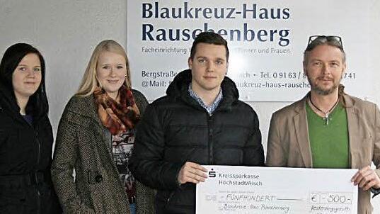 Die Auszubildenden der Martin-Bauer-Group bei der Scheck&uuml;bergabe ans Blaukreuz-Haus  Foto: Elisabeth Wedel
