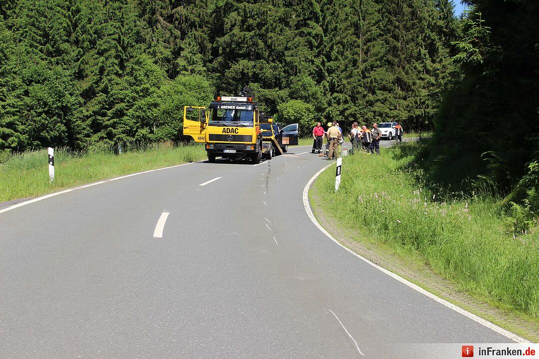 Motorradfahrer stuerzt und rutscht in Gegenverkehr - Biker verstirbt noch am Unfallort