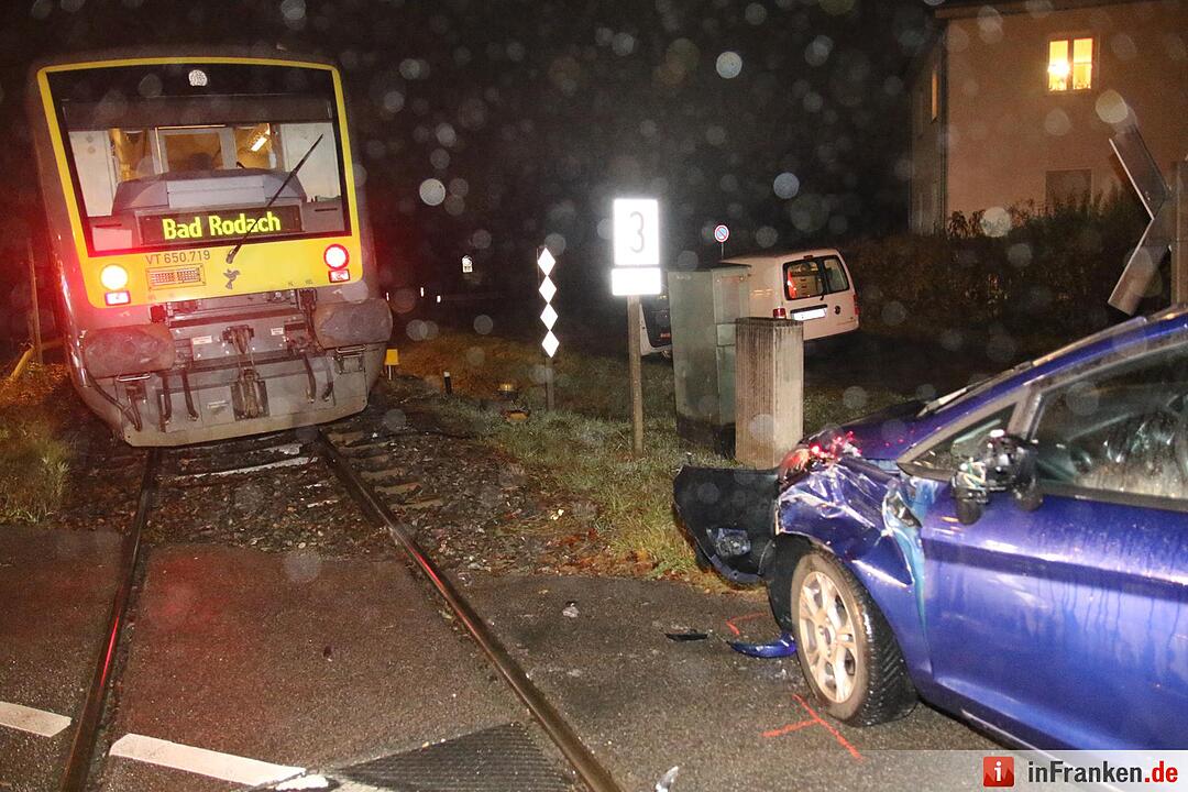 Auto kollidiert in Coburg mit Triebwagen