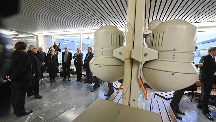 Teilnehmer des Pressegesprächs spiegeln sich in einem der vielen Spiegel im Fönraum.Foto: Ronald Rinklef
