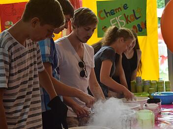 Auch in diesem Jahr wieder der Hit: Die Schüler verkaufen Eis, das mit flüssigem Stickstoff hergestellt wurde.
