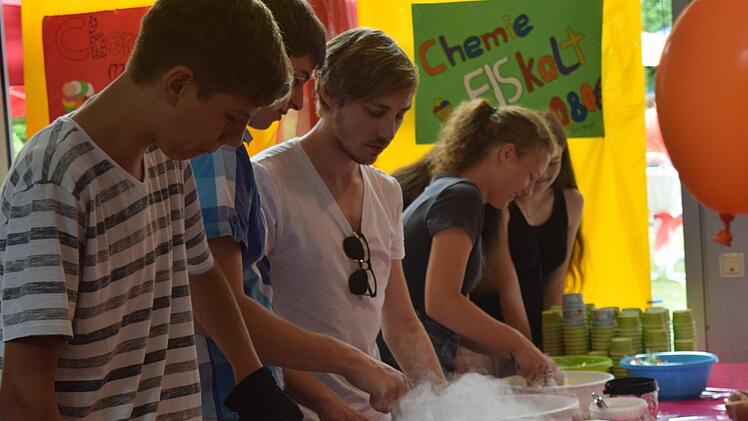 Auch in diesem Jahr wieder der Hit: Die Schüler verkaufen Eis, das mit flüssigem Stickstoff hergestellt wurde.