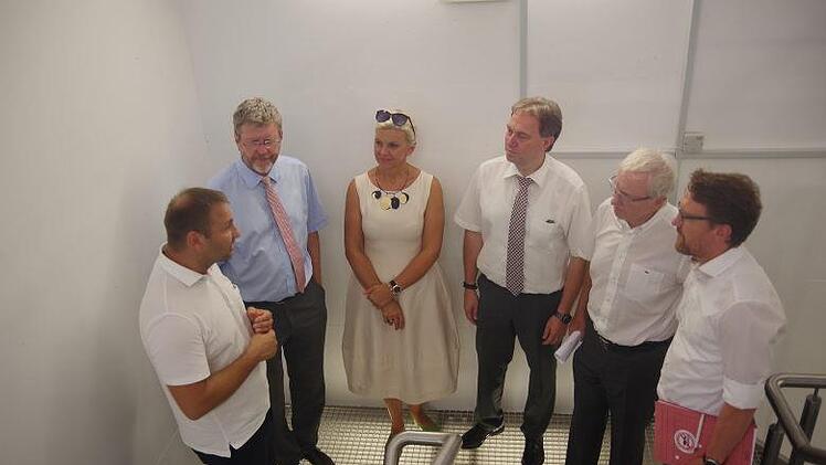 MdL Jürgen Baumgärtner, Staatsminister  Marcel Huber, Bürgermeisterin Susanne Grebner, Landrat Klaus Löffler, FWO-Vorsitzender Heinz Köhler und FWO-Geschäftsführer Markus Rauh besichtigen den Hochbehälter (von links).Heike Schülein