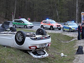 Gro&szlig;einsatz bei Ebern: Die beiden Fahrzeuginsassen wurden in Krankenhaus Ebern gebracht.  Foto: Michael Will / BRK