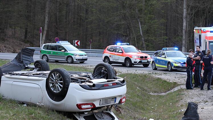 Großeinsatz bei Ebern: Die beiden Fahrzeuginsassen wurden in Krankenhaus Ebern gebracht.  Foto: Michael Will / BRK