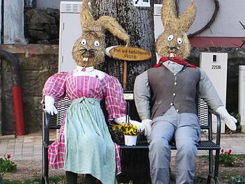 Mit Schmunzeln versuchte der Obst- und Gartenbauverein Aura das schon zweite "corona-verhagelte" Osterfest aufzuhellen. So nahm ein Osterhasen-Paar auf der neuen, von Leo Fell gefertigten und gestifteten Bank am "Hallas" Platz. Foto: Winfried Ehling