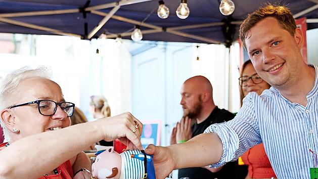 Zweiter B&uuml;rgermeister Jonas Gl&uuml;senkamp schenkt auch in diesem Jahr wieder beim Kerwa-Auftakt am Donnerstag, 22. August, Cocktails und Bamberger Bier f&uuml;r den guten Zweck aus.