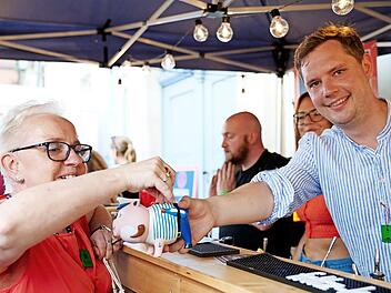 Zweiter Bürgermeister Jonas Glüsenkamp schenkt auch in diesem Jahr wieder beim Kerwa-Auftakt am Donnerstag, 22. August, Cocktails und Bamberger Bier für den guten Zweck aus.
