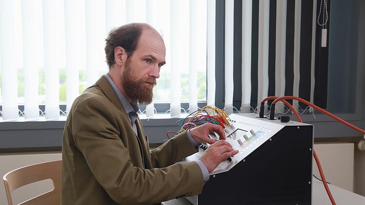 Dr. Schneider (Robert Gwisdek), der Psychiater Felix Murots, hat eine Maschine entwickelt, mit deren Hilfe man im eigenen Unterbewusstsein spazieren gehen kann.