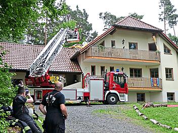 In diesem etwas abgelegenen Wohnhaus in Eltmann brach am Dienstagvormittag ein Dachstuhlbrand aus.  Christian Licha