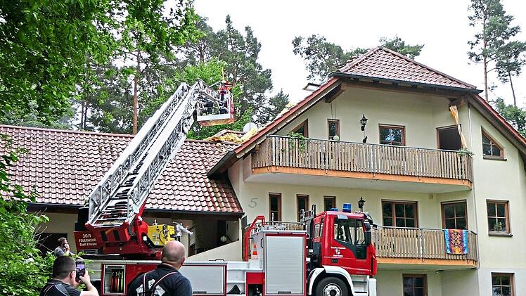 In diesem etwas abgelegenen Wohnhaus in Eltmann brach am Dienstagvormittag ein Dachstuhlbrand aus.  Christian Licha