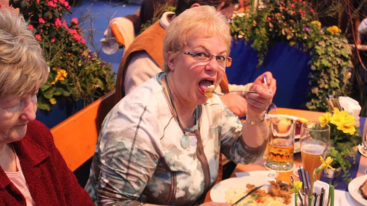 Gästen aus ganz Deutschland schmeckten die Karpfenchips mit Kartoffelsalat. Foto: Andreas Dorsch