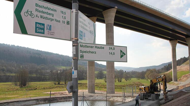 Die Autobahndirektion legte rund 1,2 Kilometer Wege komplett neu an. Auch ein neues Regenrückhaltebecken wurde gebaut. Foto: Ulrike Müller
