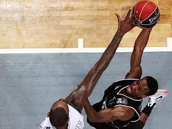 D'or Fischer (l.) stoppt David Holston. In der Schlussphase von Spiel 1 deutete alles darauf hin, dass Bambergs Gr&ouml;&szlig;ter zum Matchwinner avanciert - doch am Ende stiehlt ihm der "Zauberzwerg" die Show. Foto: D. L&ouml;b