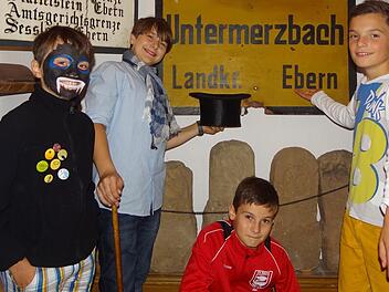 Nachts im Museum: Auf dieses "Abendteuer" haben sich (von links) Isabel, Kilian, Jan und Fabian eingelassen. Von wegen Gruselgeschichten. Es gab so allerhand zu entdecken. Fotos: Johanna Eckert