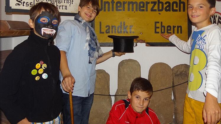 Nachts im Museum: Auf dieses "Abendteuer" haben sich (von links) Isabel, Kilian, Jan und Fabian eingelassen. Von wegen Gruselgeschichten. Es gab so allerhand zu entdecken. Fotos: Johanna Eckert