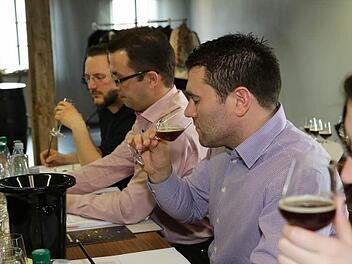 Teilnehmer des Bierbotschafter-Kurses in Kulmbach erschnuppern die Aromen eines belgischen Trappisten-Bieres. Foto: Barbara Herbst
