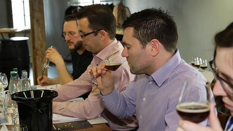 Teilnehmer des Bierbotschafter-Kurses in Kulmbach erschnuppern die Aromen eines belgischen Trappisten-Bieres. Foto: Barbara Herbst