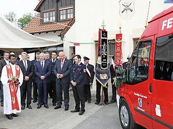 Pater Maria Pushpam Pannir Selvam (links) segnete das neue Feuerwehrfahrzeug. Foto: Andrea Spörlein