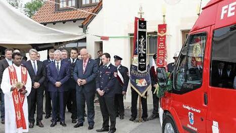 Pater Maria Pushpam Pannir Selvam (links) segnete das neue Feuerwehrfahrzeug. Foto: Andrea Spörlein