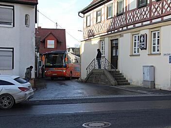 Auf dem Foto ist ersichtlich, dass die Zufahrt von der Lohrer Straße, aus welcher der Bus kommt, in die B 279, ein "Nadelöhr" ist. Würde das Haus Nummer sieben (links) abgerissen, würde das eine deutliche Verbesserung für die Verkehrssicherheit bedeuten. Foto: Helmut Will