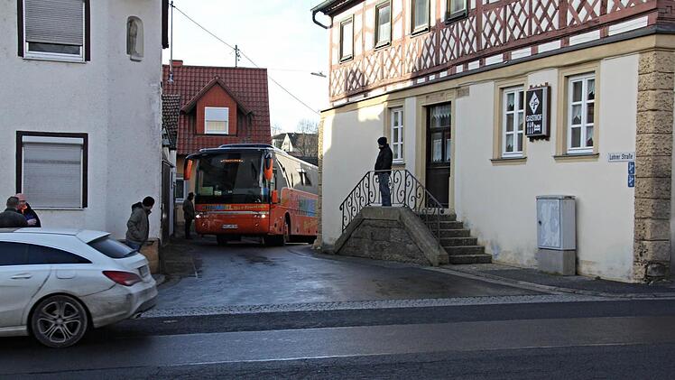 Auf dem Foto ist ersichtlich, dass die Zufahrt von der Lohrer Straße, aus welcher der Bus kommt, in die B 279, ein "Nadelöhr" ist. Würde das Haus Nummer sieben (links) abgerissen, würde das eine deutliche Verbesserung für die Verkehrssicherheit bedeuten. Foto: Helmut Will