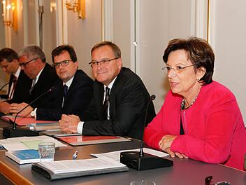 Heftige Kontroverse im Spiegelsaal der Harmonie: Sozialministerin Emilia Müller (CSU) musste sich viele Vorwürfe anhören.   Foto: Matthias Hoch