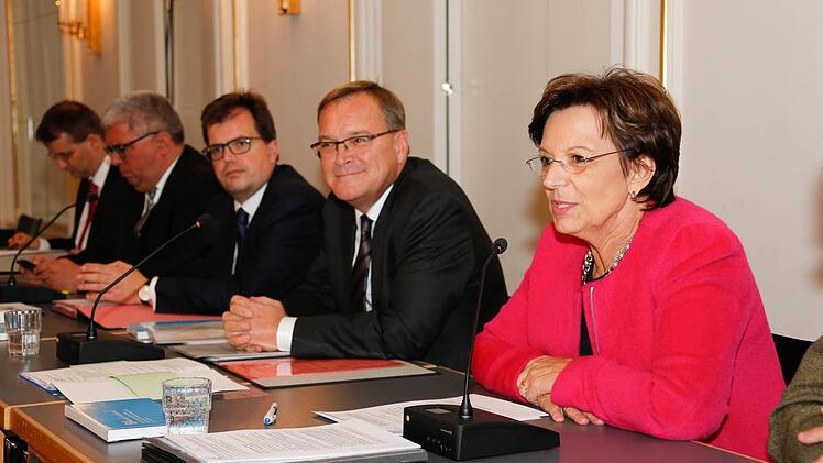 Heftige Kontroverse im Spiegelsaal der Harmonie: Sozialministerin Emilia Müller (CSU) musste sich viele Vorwürfe anhören.   Foto: Matthias Hoch
