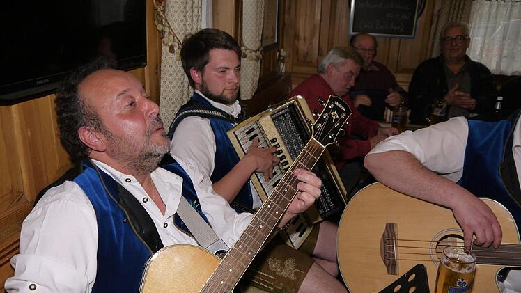 A echte Gaudi: das Wirtshaussingen in Ebersdorf bei Coburg. Foto: Berthold Köhler