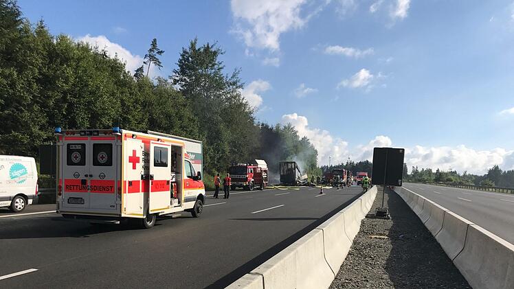 Auf der A9 bei Münchberg im Landkreis Hof kam es am Montagmorgen zu schweren Verkehrsunfall. Ein Reisebus ist in Brand geraten. Foto: NEWS5 / Fricke