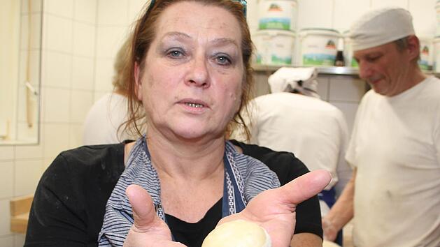 Ursula Willenberg zeigt, dass der Teig Spannung haben muss. Foto: Sonny Adam