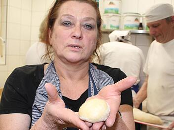 Ursula Willenberg zeigt, dass der Teig Spannung haben muss. Foto: Sonny Adam