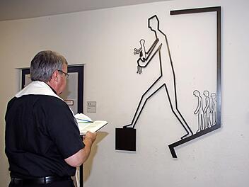 Die Fachakademie für Sozialpädagogik Haßfurt trägt jetzt den Namen des Heiligen Christophorus. Symbolisch dafür steht dieses Relief im Bereich der Aula, dem Domkapitular Clemens Bieber in einer Feierstunde am Dienstag den kirchlichen Segen spendete und damit die Faks quasi "taufte". Fotos: Sabine Weinbeer