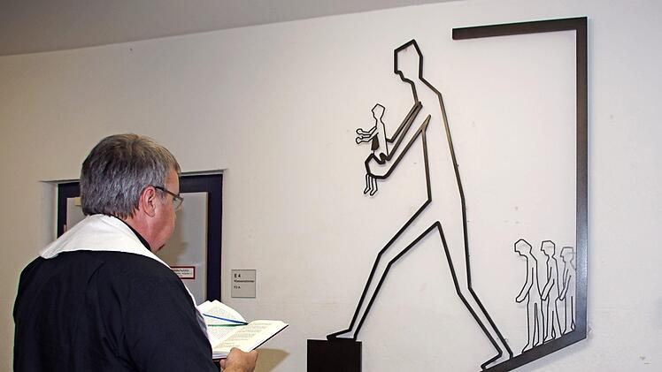 Die Fachakademie für Sozialpädagogik Haßfurt trägt jetzt den Namen des Heiligen Christophorus. Symbolisch dafür steht dieses Relief im Bereich der Aula, dem Domkapitular Clemens Bieber in einer Feierstunde am Dienstag den kirchlichen Segen spendete und damit die Faks quasi "taufte". Fotos: Sabine Weinbeer
