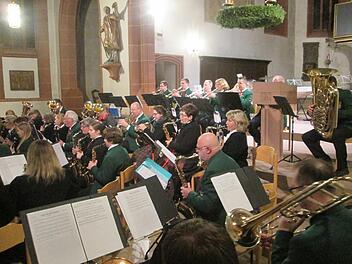 Mit einer Mischung aus klassischen Werken und adventlichen Weisen wusste die Stadtkapelle zu gefallen.  Fotos: Winfried Ehling