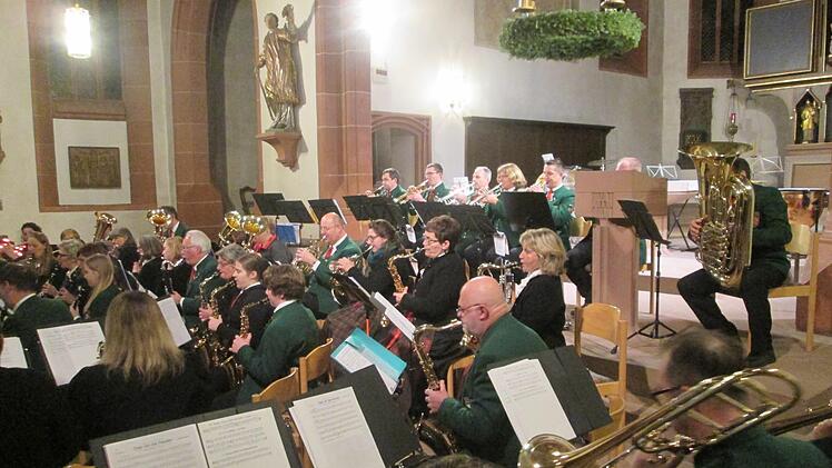 Mit einer Mischung aus klassischen Werken und adventlichen Weisen wusste die Stadtkapelle zu gefallen.  Fotos: Winfried Ehling