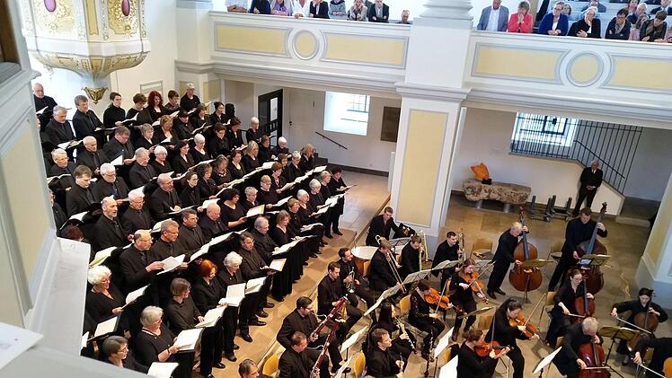 Großen Eindruck bei den zahlreichen Zuhörern in der Morizkirche hinterließ die Aufführung von Antonin Dvoráks "Stabat Mater" durch den Coburger Bachchor.Foto: Jochen Berger