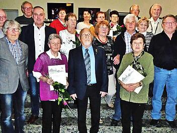 Zahlreiche Frauen und Männer wurden von der Singgemeinschaft, dem Deutschen Chorverband und vom Fränkischen Sängerbund mit Urkunden und Ehrennadeln ausgezeichnet. Vorsitzender Georg Pitteroff (Zweiter von rechts), Bürgermeister Robert Hümmer (Vierter von links) sowie der stellvertretende Vorsitzende der Sängergruppe Kordigast, Heribert Humbert (Zweiter von links), gratulierten. Foto: Bernd Kleinert
