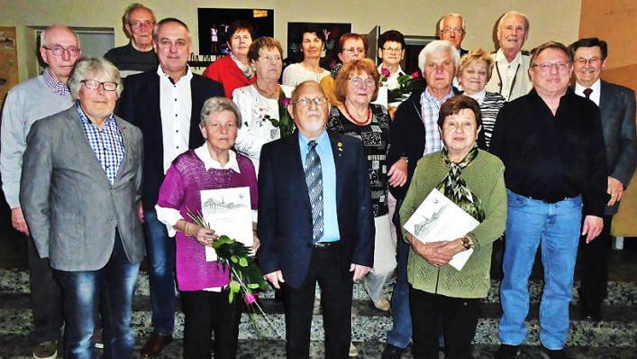 Zahlreiche Frauen und Männer wurden von der Singgemeinschaft, dem Deutschen Chorverband und vom Fränkischen Sängerbund mit Urkunden und Ehrennadeln ausgezeichnet. Vorsitzender Georg Pitteroff (Zweiter von rechts), Bürgermeister Robert Hümmer (Vierter von links) sowie der stellvertretende Vorsitzende der Sängergruppe Kordigast, Heribert Humbert (Zweiter von links), gratulierten. Foto: Bernd Kleinert