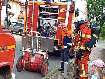 Der Berufsfeuerwehrtag der Freiwilligen Feuerwehr Zapfendorf war die ideale Gelegenheit f&uuml;r den Nachwuchs, den erwachsenen Kollegen bei ihrer Arbeit &uuml;ber die Schulter zu schauen. Foto: Martina Drossel