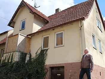 Bürgermeister Jürgen Karle vor einem der zwei Gebäude, die für den neuen Rathausplatz abgerissen werden.  Foto: Hilmar Ruppert