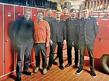 Vorstand Florian Fischer (4. v. l.) und die beiden Kommandanten freuen sich mit (v. l.) Richard Lurz, Siegfried Zipfel sowie Stefan und Georg Schaller (5. v. l.).