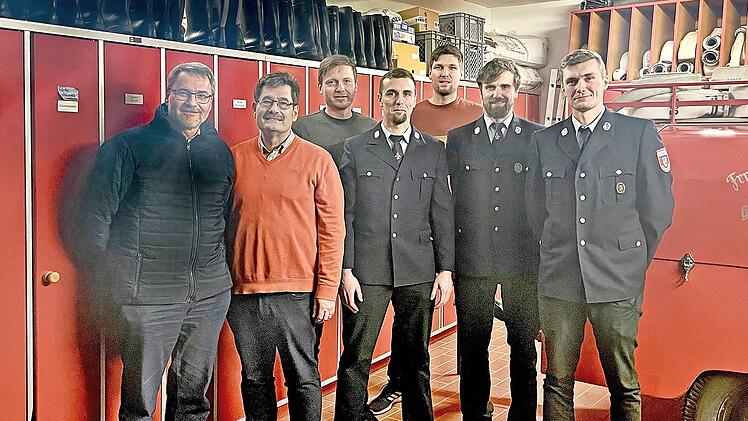 Vorstand Florian Fischer (4. v. l.) und die beiden Kommandanten freuen sich mit (v. l.) Richard Lurz, Siegfried Zipfel sowie Stefan und Georg Schaller (5. v. l.).