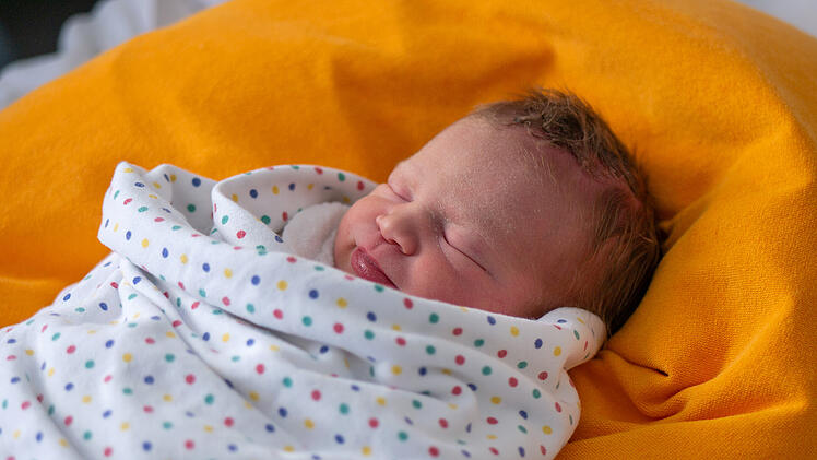 W&uuml;rzburg: Klinikum Mitte hei&szlig;t erstes "Schaltjahrbaby 2024" willkommen