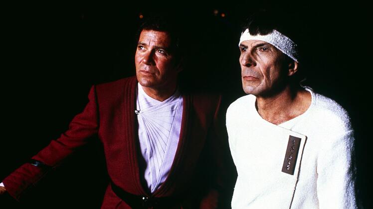 Kirk (William Shatner, links) und Spock (Leonard Nimoy) staunen &uuml;ber die Gewohnheiten im 20. Jahrhundert.