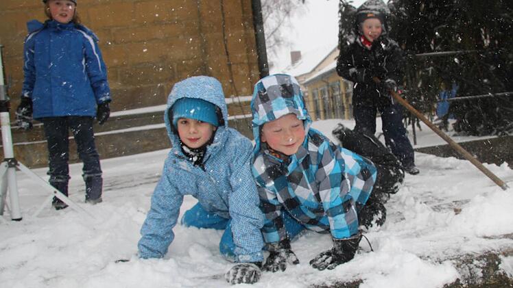 Der üppige Schnee sorgte für zusätzliche Kurzweil unter den jüngeren Marktbesuchern.