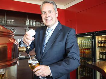 Bei der Kulmbacher Brauerei zapft der Chef auch selbst: Vorstandssprecher Markus Stodden im Bistro der Verwaltung in der Lichtenfelser Straße. Foto: Alexander Müller