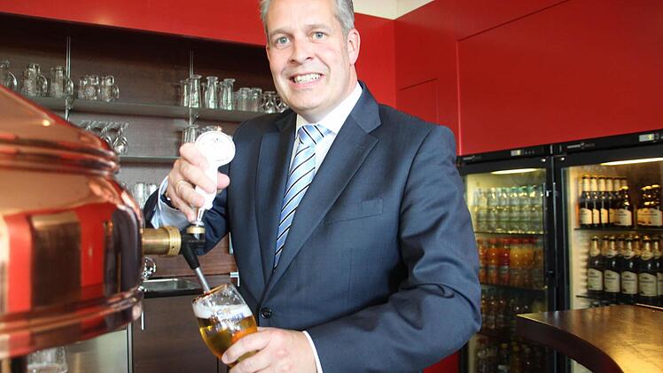 Bei der Kulmbacher Brauerei zapft der Chef auch selbst: Vorstandssprecher Markus Stodden im Bistro der Verwaltung in der Lichtenfelser Straße. Foto: Alexander Müller