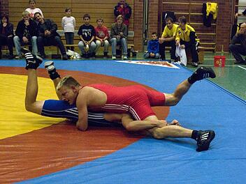 Ein Kampf aus der Vorsaison. Der Marktleugaster Stefan Hanke (oben) feierte gegen den Hofer Jannick Gaipel einen Schultersieg. Foto: Claudia Meisel