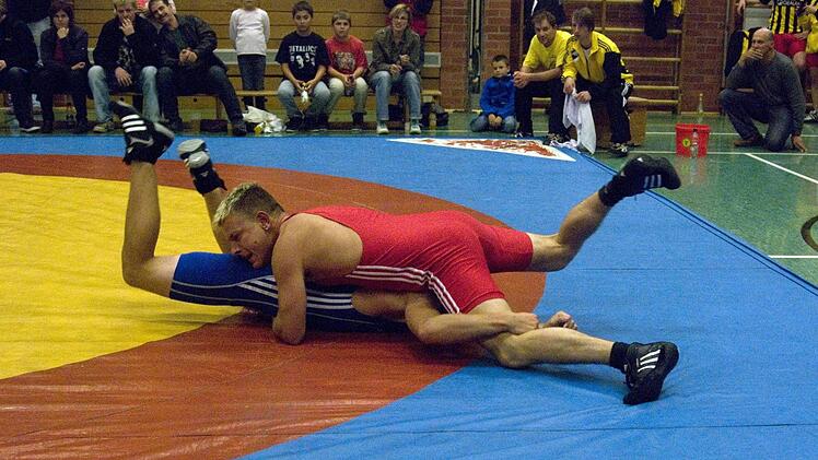 Ein Kampf aus der Vorsaison. Der Marktleugaster Stefan Hanke (oben) feierte gegen den Hofer Jannick Gaipel einen Schultersieg. Foto: Claudia Meisel